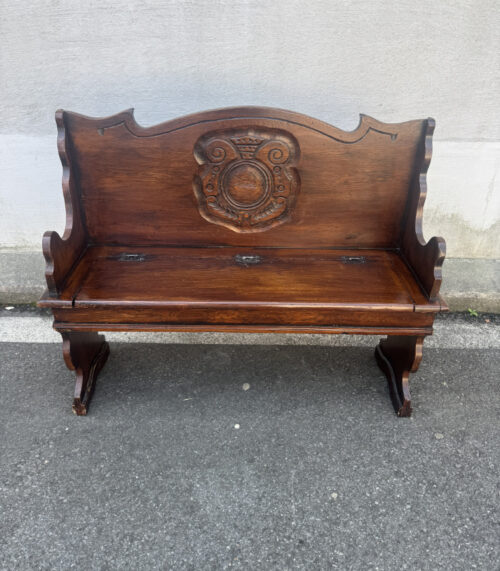 Antike Holztruhebank mit Wappenrelief und Klappsitz 102 cm