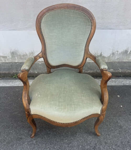 Antiker Louis-Philippe Sessel aus Nussbaumholz mit grünem Stoffbezug