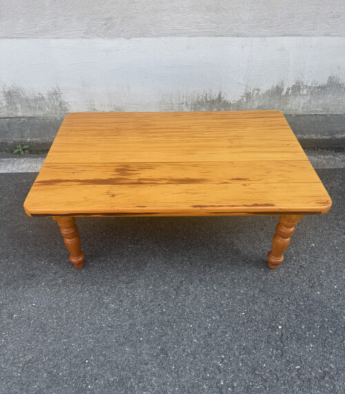 Couchtisch aus Kiefernholz mit gedrechselten Beinen