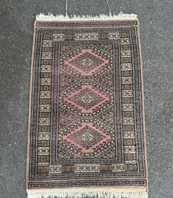 Orientteppich mit drei Gül Medaillons in Rosatönen 102 x 62 cm