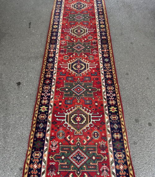 Orientalischer Teppichläufer im Kaukasus Stil mit rotem Fond 306 x 91 cm