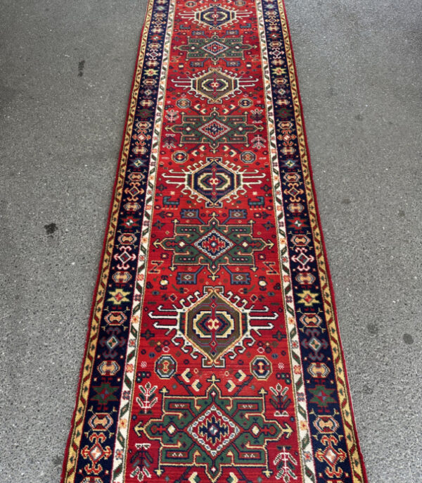 Orientalischer Teppichläufer im Kaukasus Stil mit rotem Fond 306 x 91 cm
