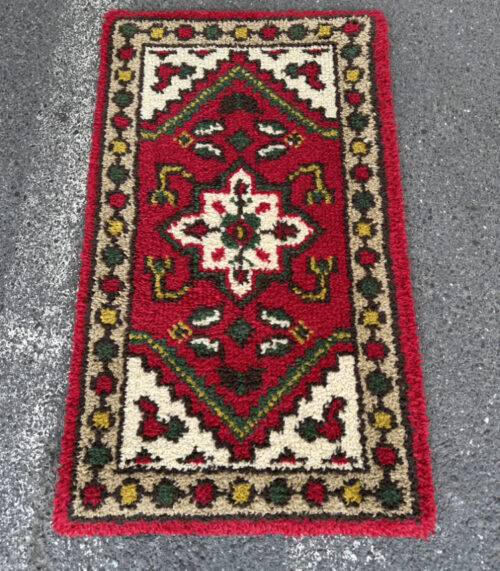 Maschinell gefertigter Teppich mit Gül Muster 93 x 55 cm