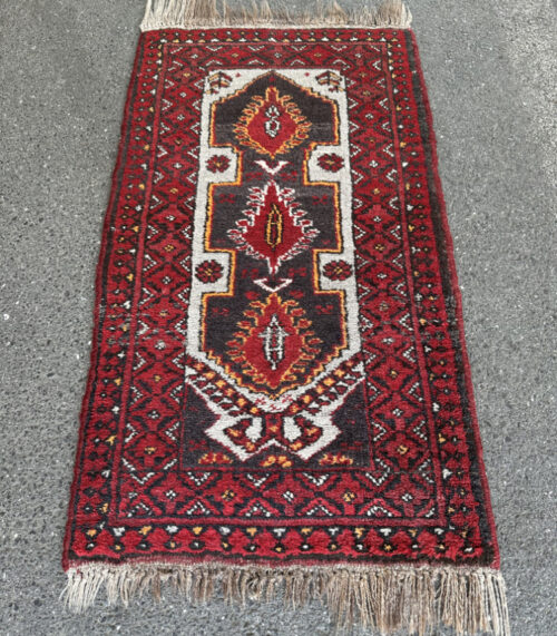 Orientteppich aus Afghanistan, handgeknüpft mit geometrischem Medaillonmuster 135 x 66 cm