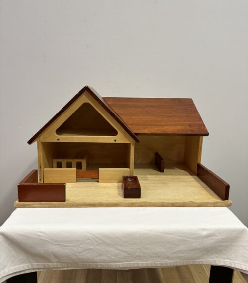 Stall aus Holz mit rotem Satteldach