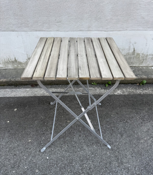 Kleiner klappbarer Gartentisch Holz und Metall
