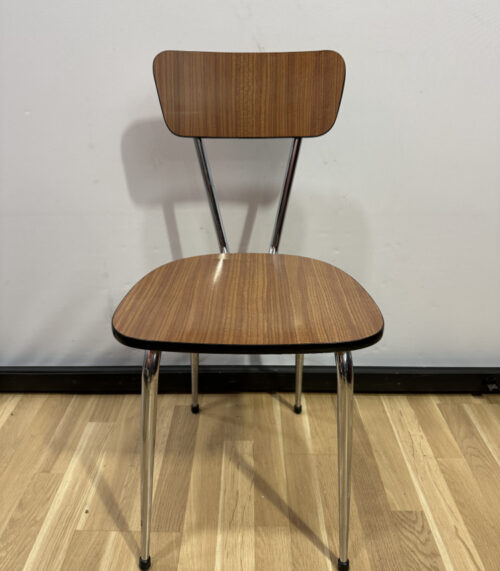 Retro-Stuhl im 60er-Jahre Design mit Chromgestell