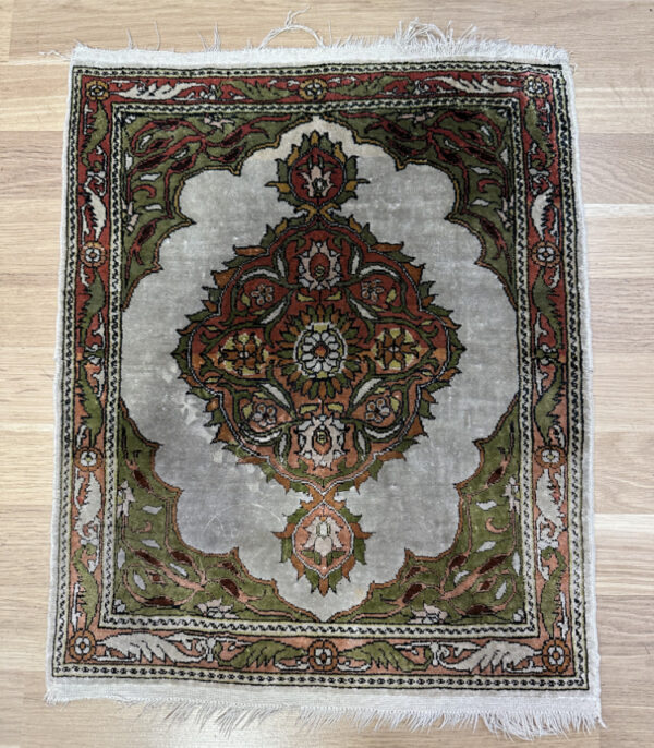 Kleiner Orientteppich mit floralem Medaillon, 44,5 x 59 cm 
