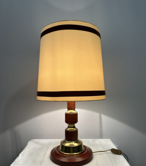 Vintage Tischlampe mit cremefarbenem Textilschirm und goldfarbenem Sockel