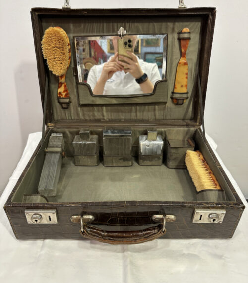 Antiker Reisekoffer mit vollständigem Necessaire