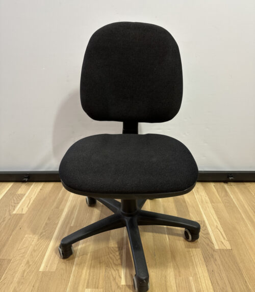 Schwarzer Bürodrehstuhl mit Rollen und verstellbarer Rückenlehne