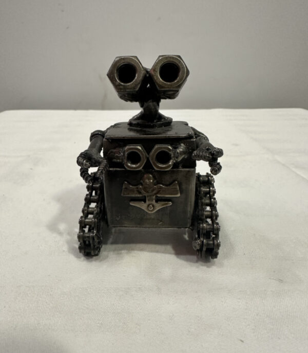 Handgefertigte Metallfigur inspiriert von "Wall-E" aus Schrauben und Ketten, Upcycling Kunst