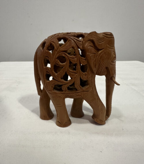 Handgeschnitzter Elefant aus Holz mit filigranem Durchbruchdekor