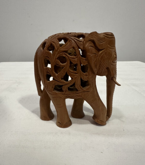 Handgeschnitzter Elefant aus Holz mit filigranem Durchbruchdekor