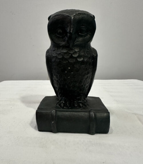 Eulenfigur als Buchstütze auf Büchersockel