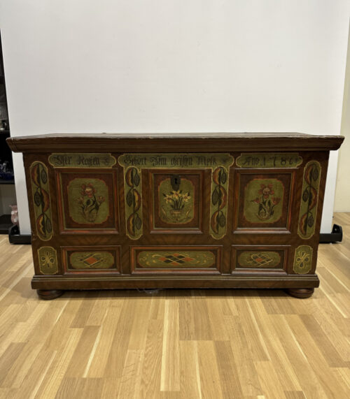 Antike Bauerntruhe von 1786 aus Tannenholz mit Bauernmalerei