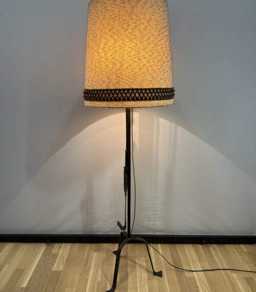 Antike Stehlampe mit handgeschmiedetem Gestell