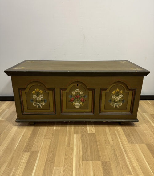 Bauerntruhe mit Alpenblumen-Bauernmalerei, datiert 1983