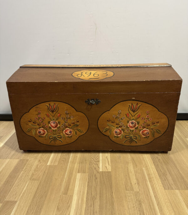 Traditionelle Holztruhe mit Blumenmalerei 1963