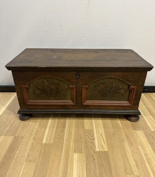 Antike Bauerntruhe mit floraler Malerei auf Kugelfüssen