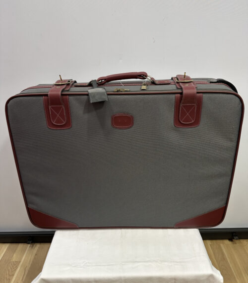 Klassischer Reisekoffer aus Textil mit Lederdetails