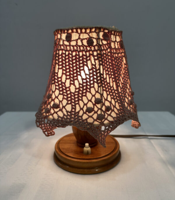 Vintage Tischlampe mit Häkelspitze und Holzfuss – Schweizer Fabrikat