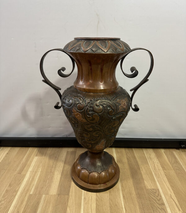 Grosse antike Kupfervase mit Reliefdekor und Volutenhenkeln, Höhe 71 cm
