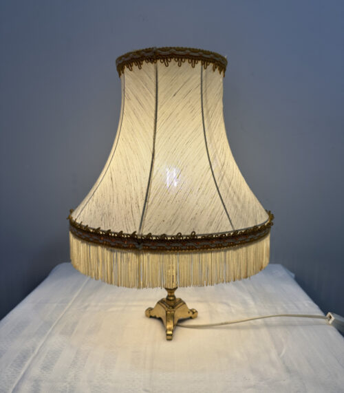 Vintage Tischlampe mit Fransen-Schirm und Messingfuss