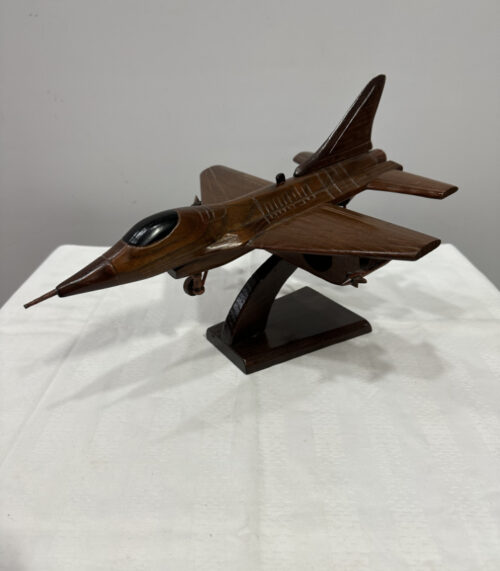 Handgeschnitztes Holzmodell Kampfjet auf Sockel