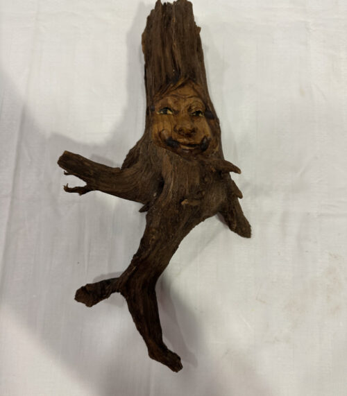 Holzskulptur mit geschnitztem Gesicht – rustikale Wanddeko