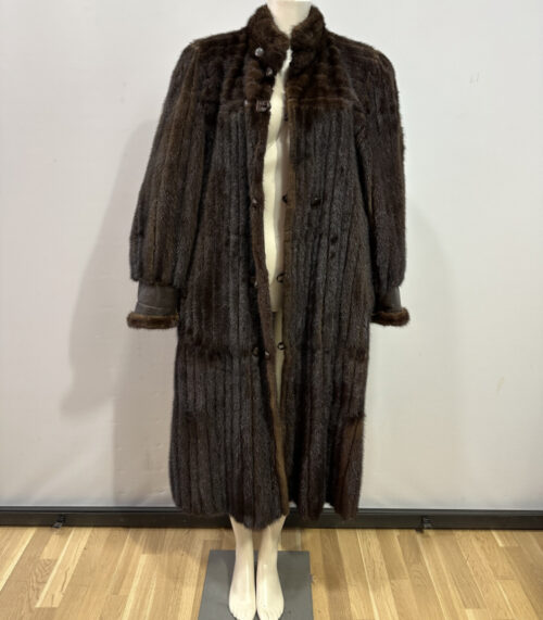 Edler Nerzmantel für Damen in Dunkelbraun mit kunstvoller Verarbeitung