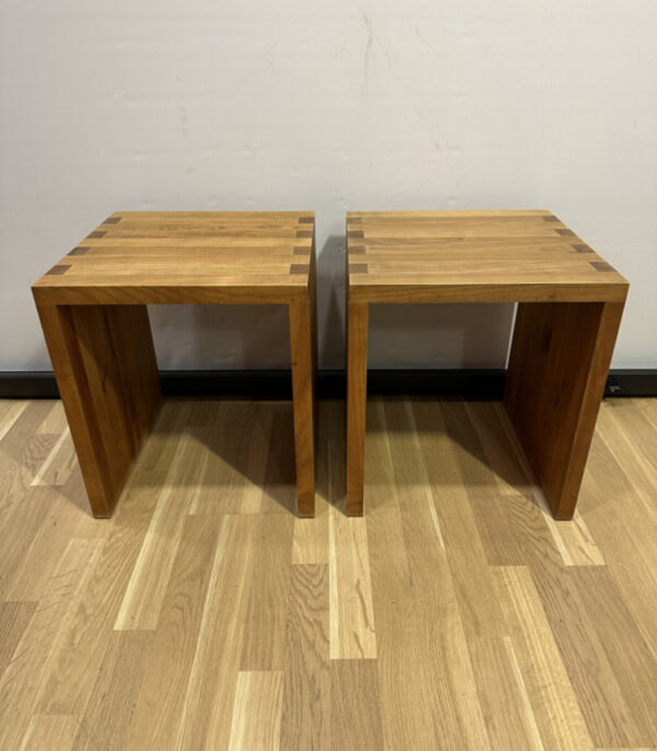 Set aus 2 Hockern aus Nussbaum Massivholz