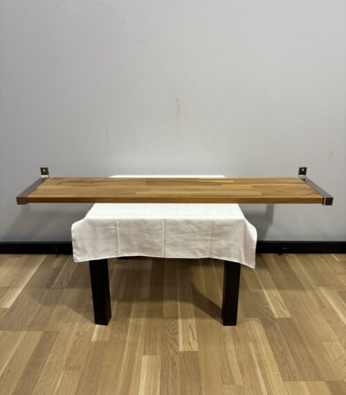 Wandregal aus Massivholz mit Edelstahlhalterungen