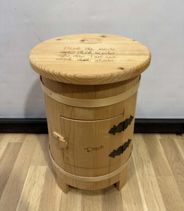 Rustikaler Holz Hocker mit Stauraum für Wein und Gläser