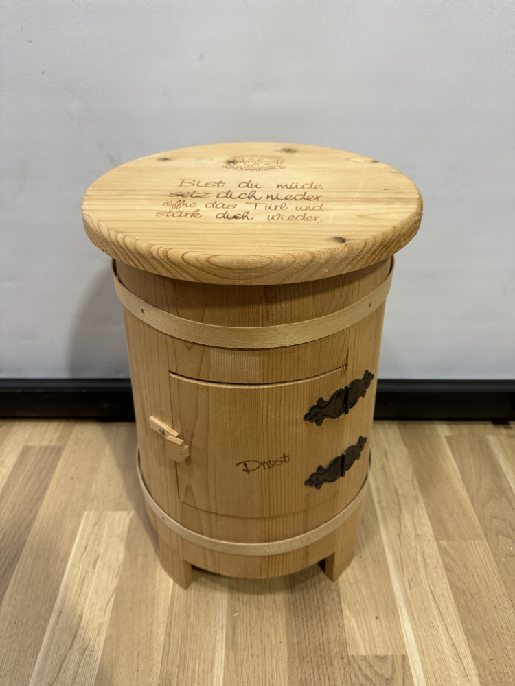 Rustikaler Holz Hocker mit Stauraum für Wein und Gläser