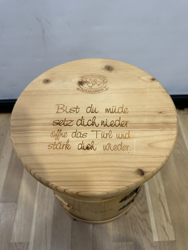 Rustikaler Holz Hocker mit Stauraum für Wein und Gläser – Bild 2