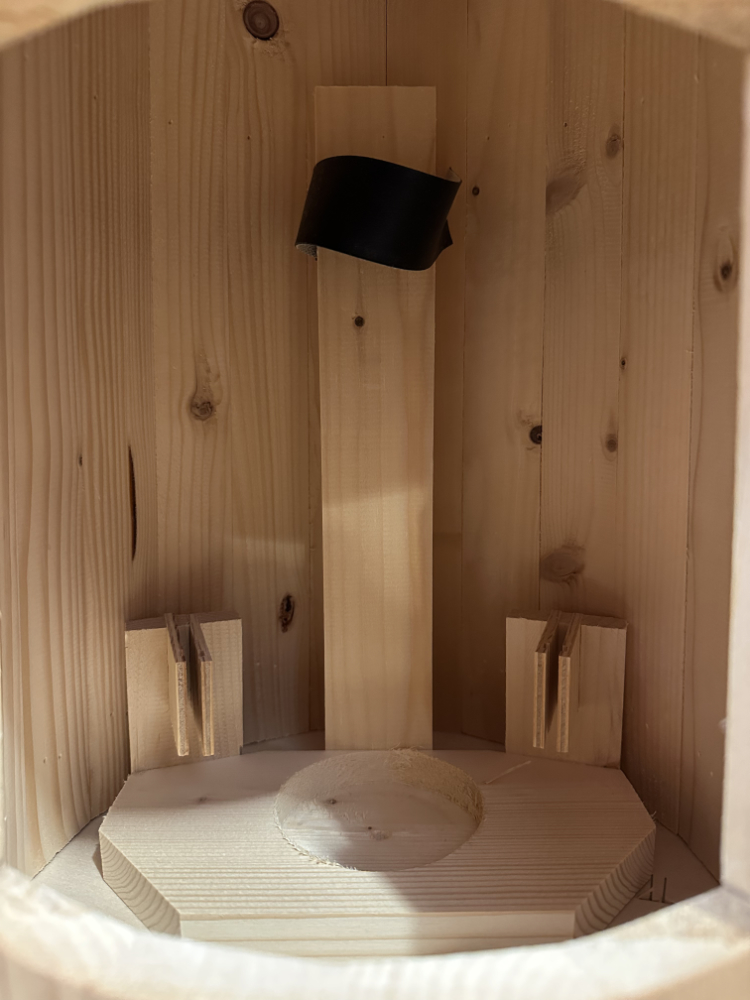 Rustikaler Holz Hocker mit Stauraum für Wein und Gläser – Bild 4