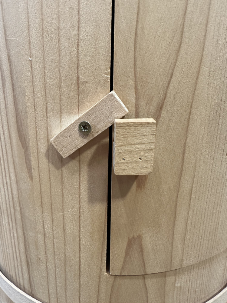 Rustikaler Holz Hocker mit Stauraum für Wein und Gläser – Bild 5