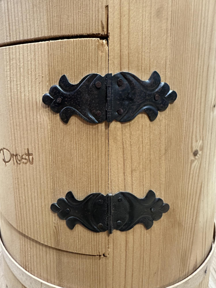 Rustikaler Holz Hocker mit Stauraum für Wein und Gläser – Bild 7