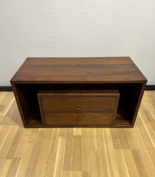 HiFi-Lowboard aus Nussbaum mit Schubladen und Kabeldurchlass