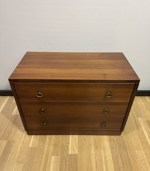 Kommode aus Nussbaum mit drei Schubladen und Rollen