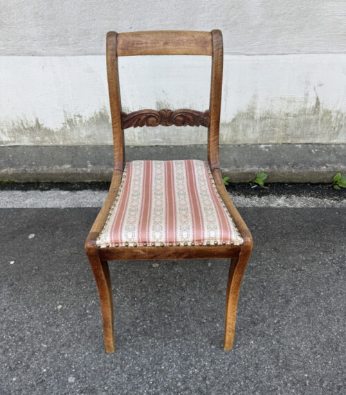 Original Biedermeier Stuhl aus Nussbaum mit rosa-beigem Bezug ca. 1820–1840