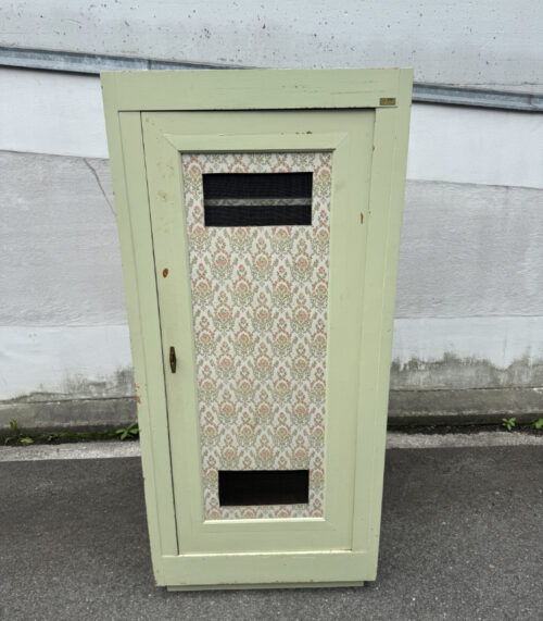 Antiker Vorratsschrank mit Lüftungsgittern und floraler Bespannung