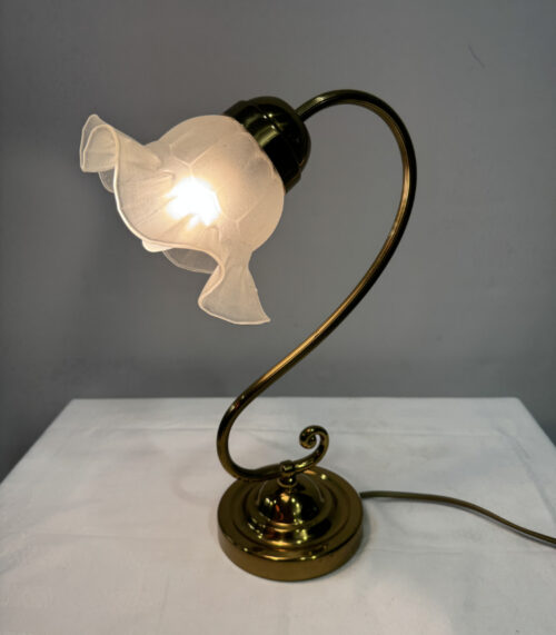 Vintage Tischleuchte im Jugendstil mit floraler Glasblüte und Messinggestell