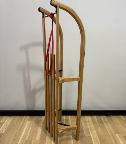 Klassischer Holzschlitten mit Metallkufen und Zugband