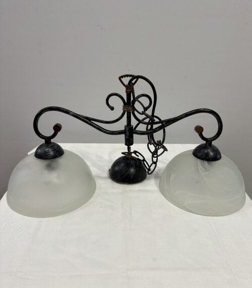 Deckenleuchte mit geschwungenem Metallgestell und zwei Glas Schirmen