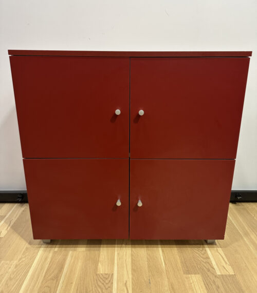 Roter Schrank mit vier Türen und Einlegeböden