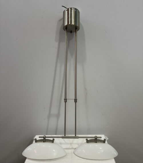 Moderne Deckenlampe mit zwei Glasschirmen