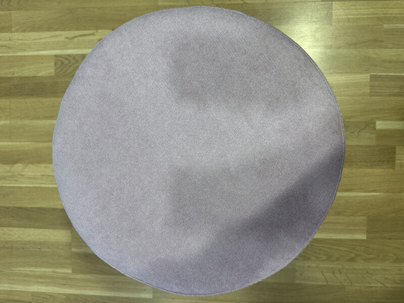Runder Pouf in Flieder – vielseitiger Sitz- und Beistellhocker – Bild 5