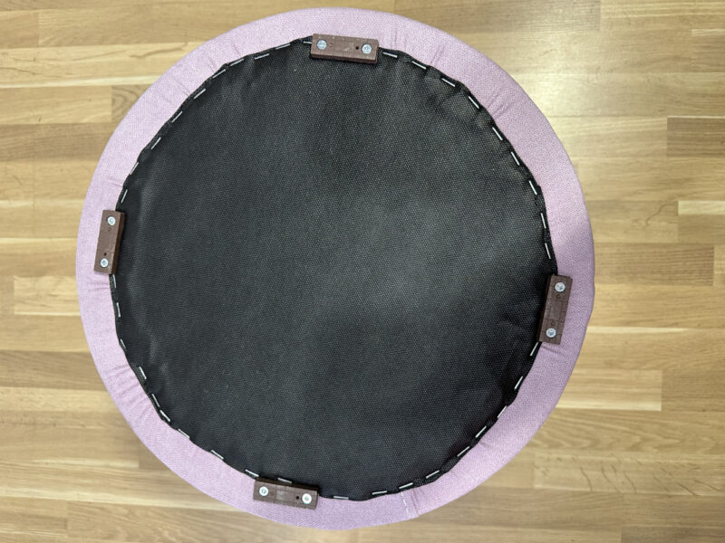 Runder Pouf in Flieder – vielseitiger Sitz- und Beistellhocker – Bild 4